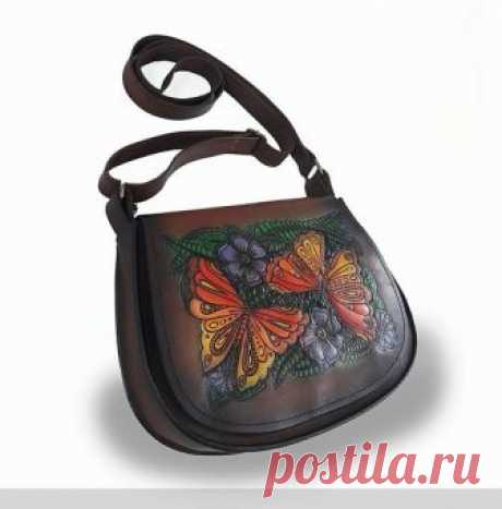 Elegant designer women's bag with butterflies, made of genuine leather, decorated in a modern style. This small elegant womens bag with the image of butterflies is made of genuine leather and is decorated in a modern style. the size is 22cm / 25cm / 6cm.  Painting hand-painted and burning in the technique of pyrography.  The shoulder strap is made of genuine leather and is adjustable.  The