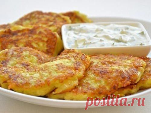 Оладьи из кабачков с сыром и чесноком

На 100г 50 кКал

— 1 средний кабачок
— 1 яйцо
— 50 гр. твердого натертого сыра
— зубок чеснока
— 1 ст.л. цельнозерновой муки
— соль, перец

1. Кабачок очистить от кожицы и натереть на крупную терку, вбить яйцо, хорошо перемешать.
2. Добавить к кабачку натертый сыр и измельченный зубчик чеснока, посолить и поперчить по вкусу, всыпать муку, перемешать.
3. Жарить оладьи на растительном масле  до румяной корочки.