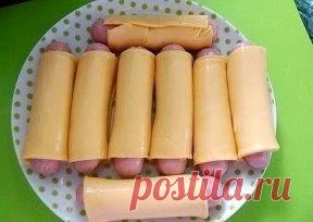 КАРТОФЕЛЬНАЯ ЗАПЕКАНКА С СОСИСКАМИ 
ИНГРЕДИЕНТЫ:
● Картофель (вес очищенного) — 850 г
● Сосиски — 8 шт
● Сыр плавленный (порционный - у меня для чизбургеров) — 8 пластинок
● Мука — 3 ст. л.
● Яйцо — 2 шт
● Соль — по вкусу
● Приправа для картофеля — по вкусу
● Масло сливочное — для смазывания чаши
● Сметана — для подачи
ПРИГОТОВЛЕНИЕ:
Взять сосиски и сыр, обернуть каждую сосиску сыром - сложить на тарелку. Очищенный картофель натереть на тёрке для корейской моркови (если такой нет - можно на круп