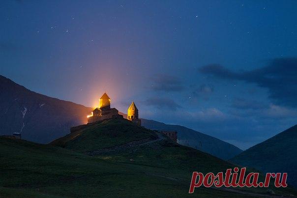 Гергетская церковь святой Троицы, Грузия. Автор фото — Alexey Tymoshenko: Спокойной ночи.