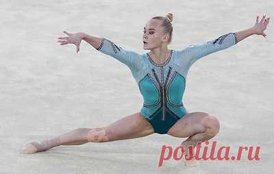 Ангелина Мельникова стала чемпионкой мира по спортивной гимнастике в личном многоборье. Второе место заняла американка Лин Вонг, третье - ее соотечественница Кайла ди Челло