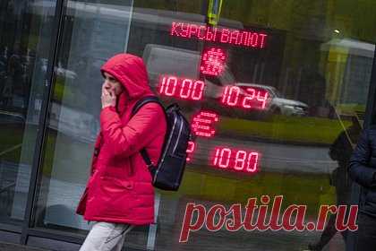 Доля доллара в международных расчетах России снизилась в разы. Доля доллара в международных расчетах России с 2022 года снизилась втрое, рассказал в Госдуме глава Минэкономразвития Максим Решетников. По словам министра, отметившего выросшую значимость рубля, еще два года назад американская валюта занимала 50 процентов в структуре товарооборота страны.