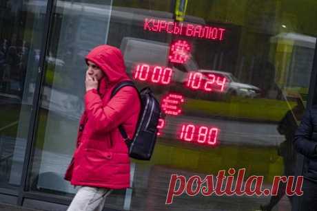 Доля доллара в международных расчетах России снизилась в разы. Доля доллара в международных расчетах России с 2022 года снизилась втрое, рассказал в Госдуме глава Минэкономразвития Максим Решетников. По словам министра, отметившего выросшую значимость рубля, еще два года назад американская валюта занимала 50 процентов в структуре товарооборота страны.