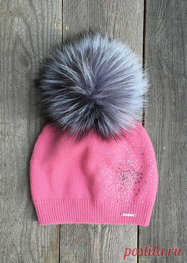 Шапка зимняя двойная. Помпон из натурального меха финской лисицы премиум качества размер XXL. Идеально защитит от холода, итальянская пряжа с кашемиром не раздражает нежную кожу. Посадка на голове прекрасно закрывает все уязвимые к холоду места - лоб, уши, шею.