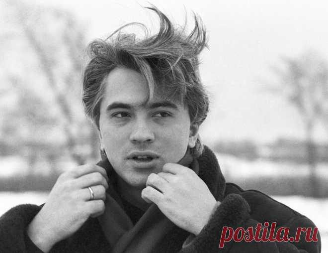 Во время съемок видеофильма "Звезда из Сибири", Красноярск, 1992 год.  © Владимир Медведев/ТАСС.
Подробнее на ТАСС:  http://tass.ru/info/4646997   |  Биография Дмитрия Хворостовского - Биографии и справки - ТАСС