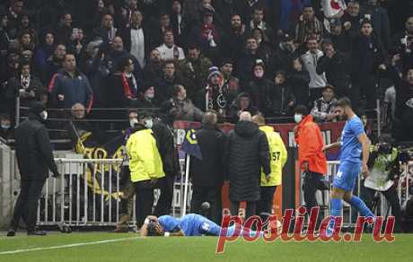 Матч чемпионата Франции между &quot;Лионом&quot; и &quot;Марселем&quot; не возобновится. Встреча была прервана после того, как один из болельщиков попал бутылкой в голову полузащитнику &quot;Марселя&quot; Димитри Пайету