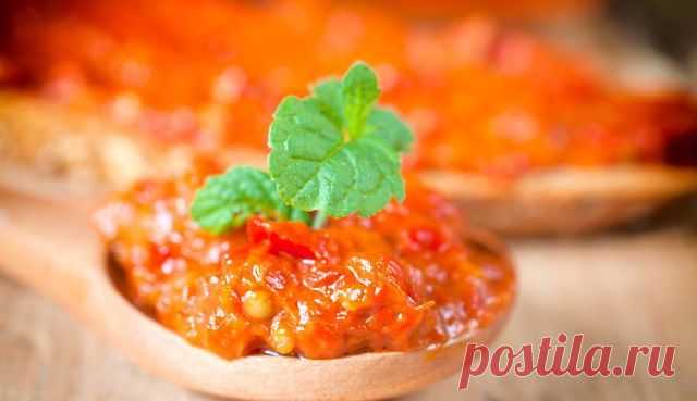 Нежный томатный салат к мясу и макаронам на зиму.

Очень простой в исполнении нежный томатный салат на зиму будет хорошим дополнением для мясных блюд и пасты.

Понадобится:

3 кг помидор
1 кг лука
2 кг моркови
500 гр масла
2 банки томатного соуса или томатной пасты
2 ст.л соли
2 ст.л сахара
молотый черный перчик

Приготовление:

Тертую морковь положить в большую кастрюлю, влить масло и обжарить, пока она не станет мягкой. 
Затем добавить лук и снова тушить, пока лук не ста...