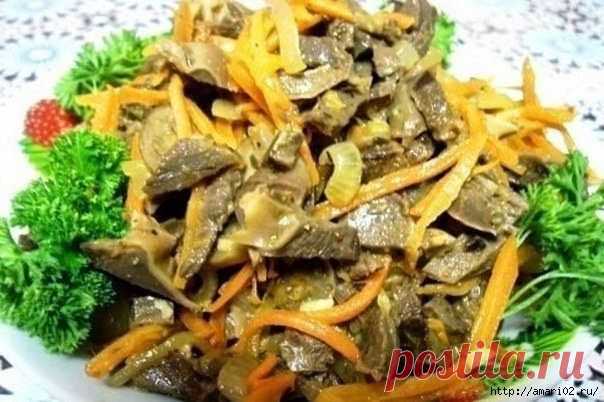 Салат по- корейски из куриных желудков с грибами и морковкой..