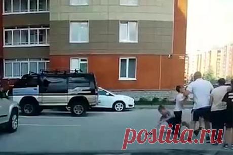 Россиянин ударил в голову чужого ребенка из-за пакета чипсов и попал на видео. В поселке Краснообск Новосибирской области мужчина ударил в голову 10-летнего мальчика. Из-за удара большой силы ребенок упал на асфальт. На кадрах видно, как несколько человек, взрослые и дети, стоят во дворе многоквартирного дома. Далее россиянин бьет в голову мальчика, стоящего напротив.