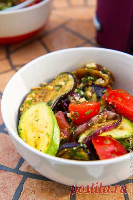 Салат из овощей на гриле - Кулинарные заметки Алексея Онегина Вкусный, быстрый и несложный рецепт салата из овощей гриль, который одинаково легко приготовить и дома на кухне, и на дачном мангале, и на природе у костра.