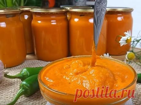 КАБАЧКОВАЯ ИКРА - САМЫЙ ВКУСНЫЙ РЕЦЕПТ!!!

Делюсь с Вами своим самым любимым семейным рецептом!
Вкус у икорки получается один в один, как в советские времена! 

ИНГРЕДИЕНТЫ:
кабачки 4 кг
морковь 1,5 кг
лук 1 кг
растительное масло 350 мл
сахар 200 гр
уксус 9% 150 мл
соль 2 ст. л
перец черный молотый 10 гр
паприка 10 гр
томатная паста 0,5 литра
майонез 400 гр

ПРИГОТОВЛЕНИЕ:
Кабачки, морковь, лук пропустить через мясорубку. Поместить прокрученные овощи в большую кастрюлю. До...