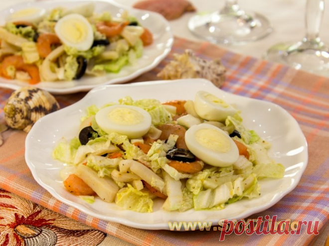 Салат с кальмарами, креветками и пекинской капустой