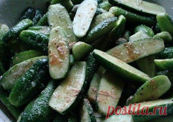 Огурцы *ПАЛЬЧИКИ ОБЛИЖЕШЬ* 

4 кг огурцов, разрезать вдоль или взять маленькие, лучше порезать дольками . 
100г соли, 
1 стакан сахара, 
1 стакан растительного масла (хорошо бы украинского, ароматного, да где ж его взять) 
1 стакан уксуса (9%) 
2 ст ложки чёрного перца горошком раздавленного в ступке,НЕ МОЛОТОГО!!! а раздавленного в ступке. Могут быть и раздавленные и целые попадаться,ничего страшного. 
2 столовые ложки тёртого чеснока, 
1 чайная ложка с верхом сухой горчи...