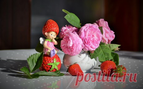 Скачать обои розы, ягоды, клубника, статуэтка, раздел цветы в разрешении 1680x1050