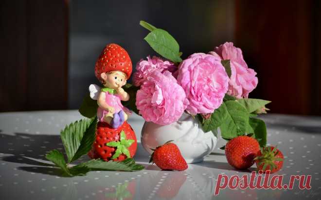 Скачать обои розы, ягоды, клубника, статуэтка, раздел цветы в разрешении 1680x1050