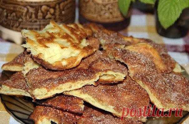 САХАРНЫЕ ЛЕПЕШКИ К ЧАЮ. ПРОСТО, БЫСТРО И ОЧЕНЬ ВКУСНО

В кастрюльке вскипятила 200 мл воды, добавила 50 г сливочного масла + 50 мл подсолнечного (не оливкового) масла.

Можно добавить либо полностью сливочное масло, либо только подсолнечное, ну вот мне больше нравится пополам.

Когда масло растопилось, снимаем воду с огня, добавляем щепотку соли, высыпаем всю отмерянную муку и размешиваем лопаткой тесто. По рецепту добавляется 130 г муки, но я делала с таким количеством и ...