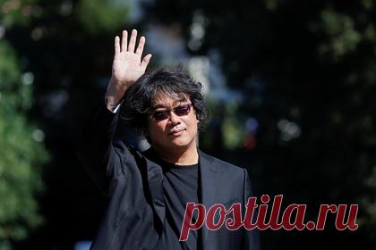 Оскароносный режиссер снимет фантастический фильм с Робертом Паттинсоном. Режиссер фильма «Паразиты» Пон Чжун Хо планирует снять фантастический фильм с актером Робертом Паттинсоном по книге Эдварда Эштона «Mickey7». Подробности сюжета не разглашаются. Режиссер ведет переговоры о написании сценария и съемках. Также идут переговоры с Паттинсоном.