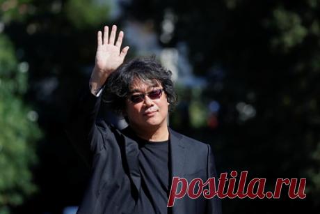 Оскароносный режиссер снимет фантастический фильм с Робертом Паттинсоном. Режиссер фильма «Паразиты» Пон Чжун Хо планирует снять фантастический фильм с актером Робертом Паттинсоном по книге Эдварда Эштона «Mickey7». Подробности сюжета не разглашаются. Режиссер ведет переговоры о написании сценария и съемках. Также идут переговоры с Паттинсоном.