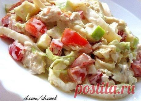 Салат с пекинской капустой, курицей и кальмарами