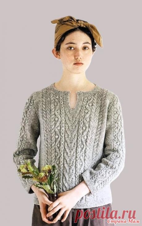 Джемпер с аранами и вырезом замочная скважина.. Спицы. Эта модная модель с аранским узором и вырезом «замочная скважина» выполнена в стиле лоферов. Разрез не слишком широкий, что придаёт ей изысканный и элегантный вид.