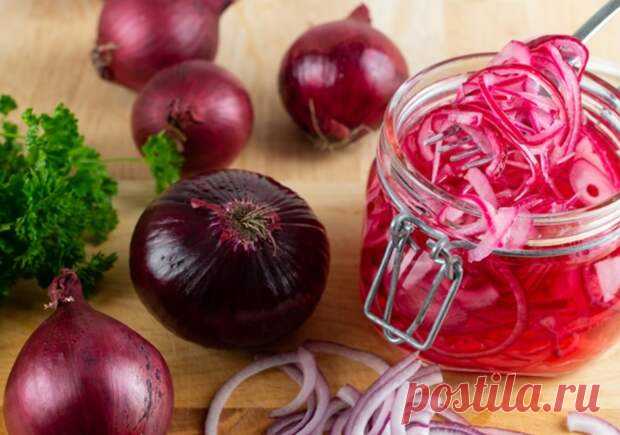 Как замариновать вкусный лук: к шашлыку, в салат, для бургера - Будет вкусно - 3 июня - Медиаплатформа МирТесен Лук — один из самых часто используемых ингредиентов на нашей кухне. Овощ добавляют практически везде: в блюда с мясом, в овощные салаты, в консервированные заготовки, в соусы. Помимо яркого вкуса, лук обладает и другими интересными свойствами. В античной Греции и Риме он был важной частью рациона - 3 июня - 43377223574 - Медиаплатформа МирТесен