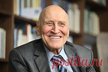 Появились новые подробности о состоянии попавшего в больницу Николая Дроздова. Телеведущий и доктор биологических наук Николай Дроздов после перелома нескольких ребер идет на поправку, однако все еще остается в больнице. «Состояние нормальное. Я думаю, что буквально на днях его выпишут, и он поедет домой. Состояние хорошее, идет на поправку», — сообщил новые подробности Дмитрий Дунаев.