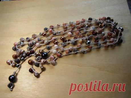 У меня уже весеннее настроение. Чтобы унять зимнюю хандру начинаю делать летние украшения. Это вязаные длинные бусы из джаспера, натурального и искусственного перламутра (205 см). Очень популярны для летнего отдыха. Это &quot;открытые&quot; бусы, которые можно носить как шарф, как колье, браслет, на поясе. Словом, вариантов для ношения масса.