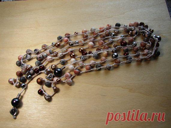 У меня уже весеннее настроение. Чтобы унять зимнюю хандру начинаю делать летние украшения. Это вязаные длинные бусы из джаспера, натурального и искусственного перламутра (205 см). Очень популярны для летнего отдыха. Это "открытые" бусы, которые можно носить как шарф, как колье, браслет, на поясе. Словом, вариантов для ношения масса.