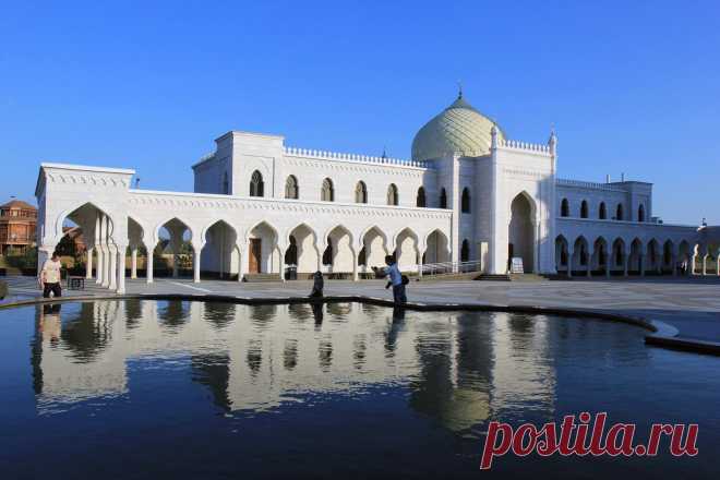 Болгары. республика Татарстан. Кафе -Халяль с национальной татарской кухней. Входит в ансамбль зданий Белой мечети.