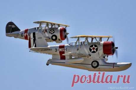 Амфибия Grumman J2F Duck | Чёрт побери Практически со времен возникновения авиации гидросамолеты разделились на два конкурирующих направления поплавковые машины и летающие лодки. Оказалось, что каждая из них обладает своими преимуществами. Так, поплавковые самолеты были вне конкуренции среди высокоскоростных машин; и наоборот, тяжелые многомоторные гидропланы строились исключительно по схеме летающей лодки. Тем не менее как раз в начале 30-х годов появилась конструкция, кл...