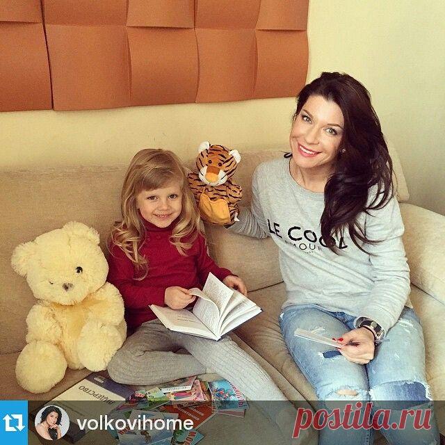 Екатерина Волкова:  уже постила свои восторги касательно развивашек @umnitsaco и могу делать это бесконечно! Лизе очень нравится, а главное - нам с Андреем действительно интересно с ней заниматься. Намедни заказала новый комплект развивашек - теперь будем воспитывать характер) Я считаю, очень важно формировать и развивать у ребёнка такие качества, как решительность, смелость и умение поддержать близких. Эти качества можно развивать с помощью сказок, которые правильно мотивируют ребенка.