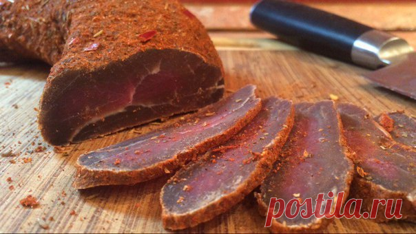 Пряное вяленое мясо!

Ингредиенты: 
• говяжья вырезка(в моём случае телятина) – 800 г 
• морская соль крупного помола – 750 г 
• черный перец – 20 г 
• тимьян – 1 ч. л 
• базилик – 1 ч. л 
• кориандр – 1 ч. л 
• паприка – 1 ч. л 
• розмарин – 1 ч. л 
Важно: Соль должна быть крупного! помола, иначе возможен пересол. 

Шаг 1. 
Говядину тщательно промываем холодной водой и сушим бумажным полотенцем. Далее, зачищаем ее от пленки и прожилок. Смешиваем соль и черный перец, засып...