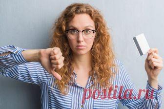 Заплати дважды. Как банки списывают со счета вдвое больше денег Одна из проблем, с которой за границей сталкиваются расплачивающиеся банковской картой россияне, — двойная авторизация, при которой со счета списывается вдвое больше денег. Почему это происходит и как обезопасить себя, рассказывает АиФ.ru.