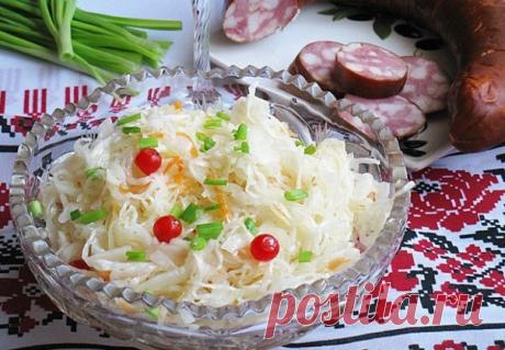Квашеная капуста 

Квашеная капуста - доступная, но такая любимая закуска. И под горячую картошечку, и - что скрывать - под рюмочку. Рецептов квашеной капусты много, я сегодня расскажу о базовом, простом способе. А еще поделюсь некоторыми секретами хорошей, хрустящей квашеной капусты. 

Вам потребуется: 

Капуста белокочанная 2 кг 
Морковь 1 шт. 
Соль крупная 40-50 г 
Перец чёрный горошком по вкусу 
Лавровый лист 2 шт. 

Как готовить: 

1. Есть народное правило - квасить к...