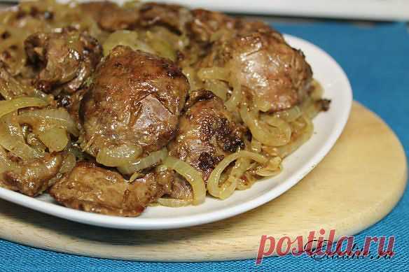 Куриная печень с луком .