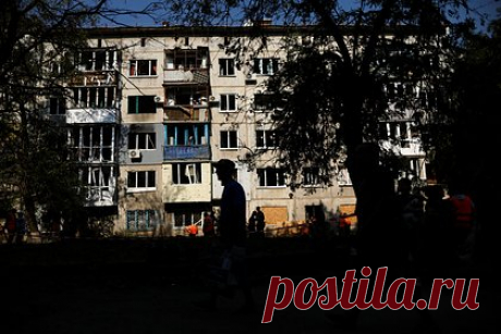 В США рассказали о попавшей в жилой дом в Краматорске американской ракете. Американская ракета AGM-88 HARM, выпущенная Вооруженными силами Украины (ВСУ) в сентябре, сбилась с курса и попала в жилой дом в Краматорске, который находится под контролем Киева. По словам местной жительницы, в результате попадания были ранены три человека. Ракета была поставлена Украине из запасов Пентагона.