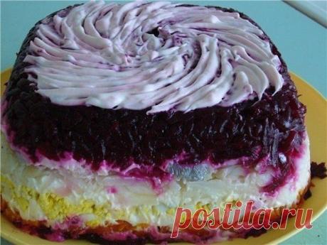 Селедка под шубой - 5 вариаций салата!

1. Селедка под шубой. Классика

Ингредиенты:

Филе селедки - 300 г
Картофель - 300 г
Морковь - 300 г
Свекла - 300 г
Яблоки - 300 г
Лук репчатый - 150 г
Майонез

Приготовление:

1. Картофель и морковь отварить до готовности.
2. Свеклу отварить до готовности.
3. Затем овощи остудить, почистить.
4. Лук мелко нарезать.Если вы используете горький лук, его надо залить кипятком и оставить на 10 минут. Затем воду слить, лук промыть в холодно...