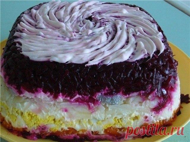 Селедка под шубой - 5 вариаций салата!

1. Селедка под шубой. Классика

Ингредиенты:

Филе селедки - 300 г
Картофель - 300 г
Морковь - 300 г
Свекла - 300 г
Яблоки - 300 г
Лук репчатый - 150 г
Майонез

Приготовление:

1. Картофель и морковь отварить до готовности.
2. Свеклу отварить до готовности.
3. Затем овощи остудить, почистить.
4. Лук мелко нарезать.Если вы используете горький лук, его надо залить кипятком и оставить на 10 минут. Затем воду слить, лук промыть в холодно...