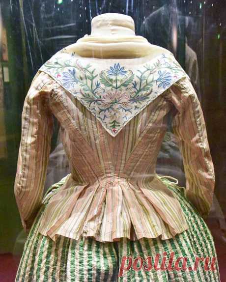 Фото из коллекции Musee du Bijou et du Costume Provencal (Музей украшений и костюма Прованса). Экспозиция  представляет аутентичные костюмы и ювелирные изделия, типичные для жителей Прованса, различных сословий в XVIII-XIX веках: платья и украшения крестьян, ремесленников или зажиточных фермеров.
***
Для посещений музей открыт:
круглый год с 10 до 13 и с 14 до 18 часов с понедельника по субботу;
периодически в воскресенье в летнее время (необходимо предварительное подтверж...