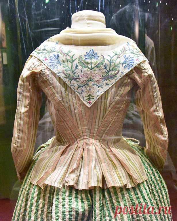 Фото из коллекции Musee du Bijou et du Costume Provencal (Музей украшений и костюма Прованса). Экспозиция  представляет аутентичные костюмы и ювелирные изделия, типичные для жителей Прованса, различных сословий в XVIII-XIX веках: платья и украшения крестьян, ремесленников или зажиточных фермеров.
***
Для посещений музей открыт:
круглый год с 10 до 13 и с 14 до 18 часов с понедельника по субботу;
периодически в воскресенье в летнее время (необходимо предварительное подтверж...