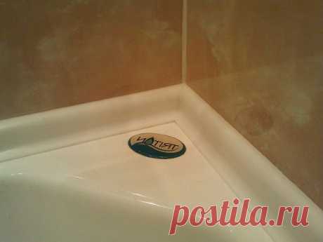Как заделать стык между ванной и стеной