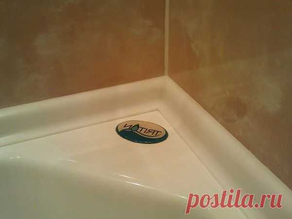 Как заделать стык между ванной и стеной