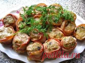 Вкусная горячая закуска «Буржуй в телогрейке» . Буржуй в телогрейке — это блюдо настоящая бомба Вкус просто объедение, а аромат стоит такой, что даже самый сытый не сможет удержаться. К тому же готовятся они очень просто.
Продукты:
Фарш — 600 гр
Хлеб -1 булка
Лук репчатый — 2 головки
Молоко — 1 стакан
Соль, перец — по вкусу
Сыр — 100 гр
Бекон — 200 гр
Растительное масло — для жарки
Зелень — 1 пучок
Чеснок — 2 зубка.
Как приготовить горячую закуску Буржуй в телогрейке:
Для ...