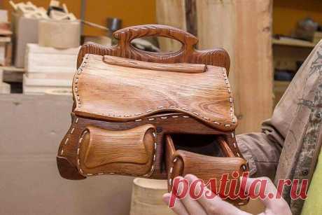 Описать словами то, что делает Василий Дробот, вряд ли возможно.
В умелых руках мастера дерево превращается в необыкновенные по красоте саквояжи и сундуки