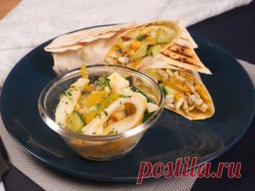 ​Салат с кальмарами и жареными шампиньонами
