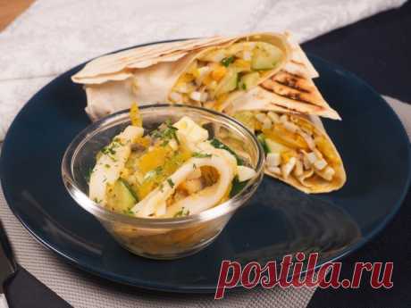 ​Салат с кальмарами и жареными шампиньонами