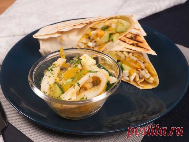 ​Салат с кальмарами и жареными шампиньонами