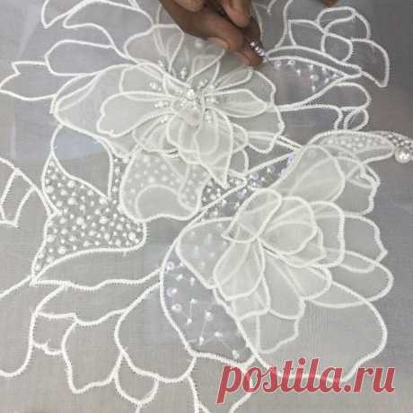Публикация Naeem Khan в Instagram • Окт 17 2015 в 7:18 UTC 1,384 отметок «Нравится», 11 комментариев — Naeem Khan (@naeemkhannyc) в Instagram: «#NKBridal 2016. #NaeemKhan Hand made appliqués embroidery. Style #Marcella.»