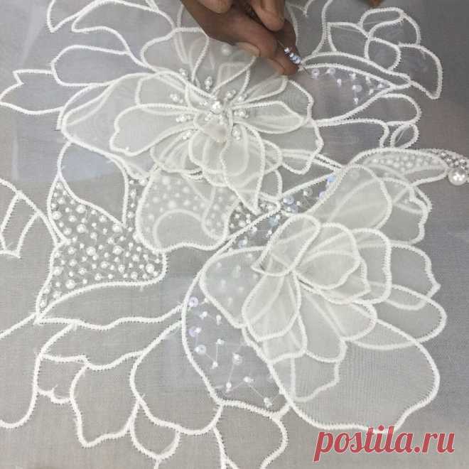 Публикация Naeem Khan в Instagram • Окт 17 2015 в 7:18 UTC 1,384 отметок «Нравится», 11 комментариев — Naeem Khan (@naeemkhannyc) в Instagram: «#NKBridal 2016. #NaeemKhan Hand made appliqués embroidery. Style #Marcella.»
