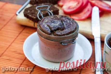 Паштет из куриной печенки с грибами в духовке. Рецепт с фото Готовый печеночный паштет с грибами получается мягкой кремовой текстуры с кусочками жареных лисичек. На срезе он остается нежно-розового цвета. Хранить такой паштет надо в холодильнике в банках с крышками. Его можно подавать как закуску на ломтике хлеба или использовать как начинку для закусочных рулетов.